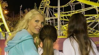 Ελένη Μενεγάκη : Όλες οι φωτογραφίες που φανερώνουν ποια από τις κόρες της τής μοιάζει απίστευτα!