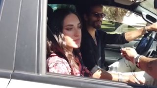 Η Ραφαέλα Ψαρρού σχολιάζει τα κινηματογραφικά φιλιά του Γιώργου Καράβα και της Ισμήνης Παπαβλασοπούλου!