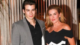 Ευγενία Μανωλίδου | Ο γιος της σήκωσε τον Επιτάφιο &amp; δεν έκρυψε τη συγκίνησή της