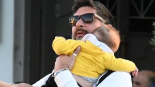 Ο Πάνος Ιωαννίδης στις πρώτες του φωτογραφίες με τη σύντροφό του και τον γιο τους