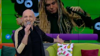 Τα είπε όλα!: Ο Νίκος Μουτσινάς με ένα τραγούδι «ξετίναξε» τον Τρύφωνα Σαμαρά για το J2US