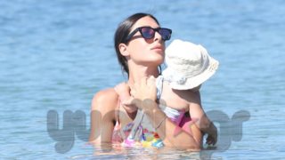 Φλορίντα Πετρουτσέλι: Hot Mom | Καθημερινές (καλοκαιρινές) στιγμές με την κορούλα της