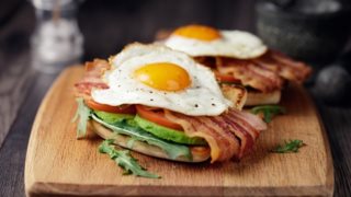 Δύο διάσημες συνταγές για να κάνεις τα καλύτερα αυγά μάτια που θα φας ποτέ: Πώς θα αναβαθμίσεις ένα ταπεινό πρωινό σε γαστρονομική εμπειρία

