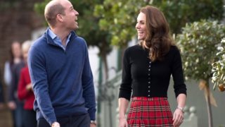 Kate Middleton: Απογείωσε το christmas look με midi καρό φούστα
