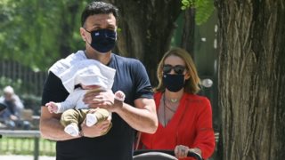 Η Τζένη Μπαλατσινού και ο Βασίλης Κικίλιας σε τρυφερές στιγμές με τον γιο τους