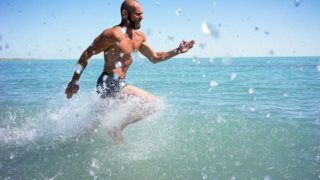 5 + 1 ασκήσεις για την παραλία που θα βάλουν φωτιά στο σώμα σου: Ένα ολοκληρωμένο πρόγραμμα γυμναστικής, που μπορείς να πάρεις μαζί σου στις διακοπές