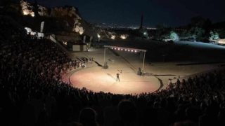 Το &quot;ευχαριστώ&quot; του Αλέξανδρου Τσουβέλα που γέμισε το Θέατρο Πέτρας