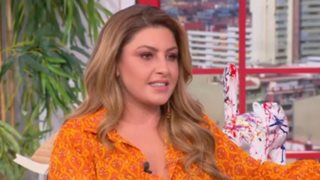 Έλενα Παπαρίζου: "Το sexiness δεν βγαίνει με αυτά που φοράς, είναι μέσα σου - Επειδή ανεβαίνει η δουλειά μας, δεν πλησιάζουμε περισσότερο τον Θεό"