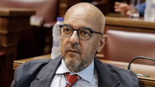 Μπάμπης Παπαδημητρίου: Επίθεση με γκαζάκια στο σπίτι του βουλευτή της ΝΔ