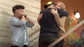 Power Of Love: Αυτή κι αν είναι έκπληξη! Μπήκε στο reality η μητέρα του και έπαθε σοκ!
