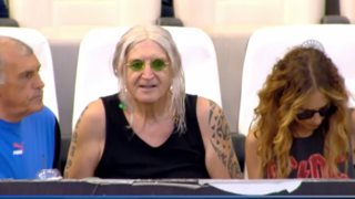 Ο Νίκος Καρβέλας στο γήπεδο με τη σύντροφό του, Έλενα Φερεντίνου