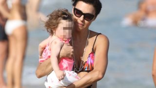 Σίσσυ Φειδά: Σε παραλία της Μυκόνου αγκαλιά με την κόρη της, Διώνη: Φωτογραφίες