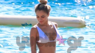 Κόνι Μεταξά: Η σέξι εμφάνιση με μπικίνι στη Βουλιαγμένη! Όλες οι φωτογραφίες