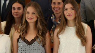 Οι πριγκίπισσες με τα πουλόβερ και τα τζιν: Η Λεονόρ εγκαινίασε το φθινόπωρο με casual look και combat boots