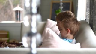 MamaPost by the Mamagers: «Όταν δεν έχεις χρόνο ούτε για ένα ντους, άσε την τηλεόραση να κάνει baby sitting»