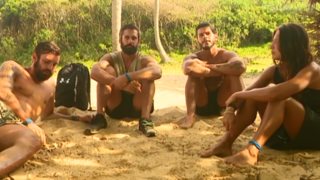 Survivor: Συνεχίζεται η ένταση ανάμεσα σε Διάσημους &amp; Μαχητές:  «Περιμένουν το συμβούλιο για να βγάλουν τη χολή τους»
