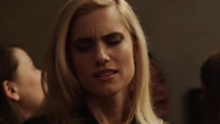 Nιώθεις εντελώς άβολα σε ένα πάρτι;: Πώς χαιρετάς στα πάρτι;  Φιλάς τον άλλον σταυρωτά ή με χειραψία; Τι κάνεις με όλους τους ημι-άγνωστους καλεσμένους;