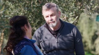 Η γη της Ελιάς | Ο Τζον αναγκάζεται να φύγει εσπευσμένα στη Βοστώνη - Τα πάντα για τα επεισόδια της εβδομάδας