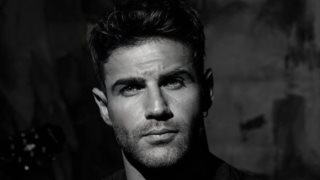 Ο Πέτρος Ιακωβίδης ανάβει &quot;Καπνογόνα&quot; με τη νέα του μουσική επιτυχία