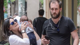 Μαρίνα Ασλάνογλου &amp; Δημοσθένης Πέππας: Πρωινή βόλτα με τον μόλις έξι μηνών γιο τους! Όλες οι φωτογραφίες