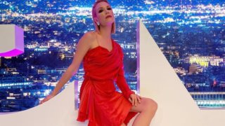 Η Βίκυ Καγιά εντυπωσίασε ξανά με ένα κόκκινο φόρεμα