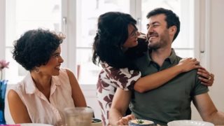 Sunday lunch with friends: Το Κυριακάτικο ritual που σκορπίζει μαγεία