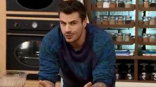 Συνταγή για Brownies με Σοκολάτα και Crumble Αμυγδάλου από τον Άκη Πετρετζίκη: Τα υλικά και ο τρόπος εκτέλεσης σε ένα video