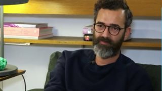 Ο Άγγελος Μπράτης εξομολογείται: &quot;Ερωτεύομαι γυναίκες πολύ πιο εύκολα από άντρες&quot;