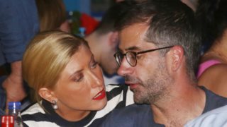 Σία Κοσιώνη &amp; Κώστας Μπακογιάννης: Τρυφερά στιγμιότυπα σε νυχτερινή τους έξοδο! Όλες οι φωτογραφίες
