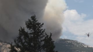 "Εκρηξη" φωτιάς έφερε μεγάλη αναζωπύρωση στην Πάρνηθα: Ανησυχία για τους Θρακομακεδόνες, στο νοσοκομείο πυροσβέστης