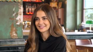 Με πιο ξανθά και μακριά μαλλιά από ποτέ η Αγγελική Δαλιάνη