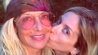 Άννα Βίσση | Τραγουδάει αγκαλιά με τα εγγόνια της στη Σχοινούσα