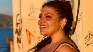 Δανάη Μπάρκα: «Έχω υπάρξει παιδί κάποιου, έχω υπάρξει έφηβη κι απλά λέω μια σκέψη που μπορεί να κάνει σε κάποιον ένα “κλικ”»