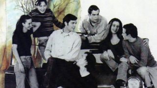 Λόγω Τιμής: Οι πρωταγωνιστές ξανά μαζί 20 χρόνια μετά για τα νέα επεισόδια της σειράς: Δείτε την πρώτη φωτογραφία!