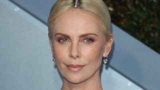 "Απλά μεγαλώνω" | Η Charlize Theron απαντά στα σχόλια που τη θέλουν να έχει κάνει πλαστική στο πρόσωπό της