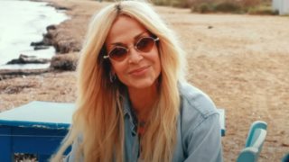 Η Άννα Βίσση έγινε νονά με total white look | Η εμφάνιση με λευκό κοστούμι