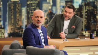 Νίκος Μουτσινάς: Στο The 2Night Show! Η προσπάθεια για σοβαρή συζήτηση &amp; το ρεσιτάλ ατάκας on camera