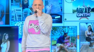 Νίκος Μουτσινάς: Ποια γνωστή τραγουδίστρια εισέβαλε ξαφνικά στην εκπομπή του; Δείτε το video