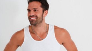 Eye Candy | O Κωνσταντίνος Αργυρός ποζάρει με μαγιό, σκουφάκι και γυαλιά πισίνας