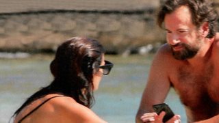 Κωστής Μαραβέγιας &amp; Τόνια Σωτηροπούλου: Μαζί στην Τήνο: Στην παραλία μόνο με το μαγιό τους