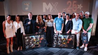 Mιχάλης Χατζηγιάννης | Λαμπερή απονομή Χρυσού Άλμπουμ και Πλατινένιων τραγουδιών για το &quot;Terra Incognita&quot;