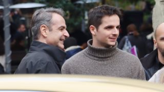 Ο Κυριάκος Μητσοτάκης μαζί με τον γιο του Κωνσταντίνο σε καθημερινά στιγμιότυπα