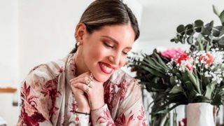 Η Αθηνά Οικονομάκου ποζάρει με φουσκωμένη κοιλίτσα έναν μήνα πριν γεννήσει