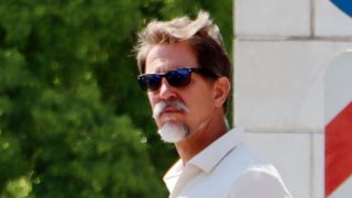 Showbiz Report | Ο Παύλος σε καθημερινές στιγμές, η Λέανδρος σε σπάνια έξοδο &amp; όλα τα κλικ από τη Μύκονο