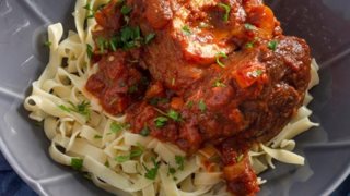 Συνταγή: Το πιο Αρωματικό Οσομπούκο με Ταλιατέλες: Το οσομπούκο αγαπά τα πλατιά ζυμαρικά, μακριά ή κοντά.