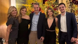 Κυριάκος Μητσοτάκης: Με οικογενειακή φωτογραφία οι ευχές για καλή χρονιά από τον πρωθυπουργό