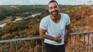 Σάκης Τανιμανίδης: Μένουμε σπίτι; Μας εξηγεί γιατί πρέπει να μείνουμε μέσα