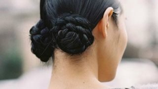 Τα macaron buns είναι η απάντηση στα κλασσικά κοτσιδάκια!
: Η νέα τάση στα μαλλιά!