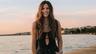 Η Χριστίνα Μπόμπα σου δείχνει πώς να ντυθείς ανεπιτήδευτα σέξι