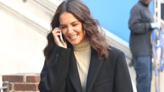 Katie Holmes: Οι φθινοπωρινές της εμφανίσεις κινούνται γύρω από επτά basics
